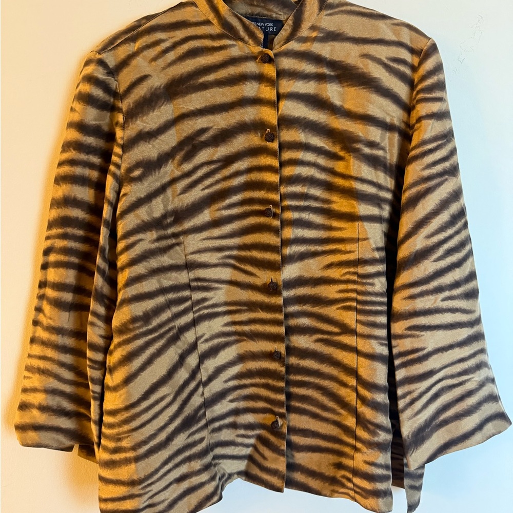 JONES NEW YORK SIGNATURE ANIMAL PRINT BLOUSE SZ M 100% SILK MANDARIN COLLAR